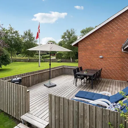Nyaraló Three-bedroom In Højer